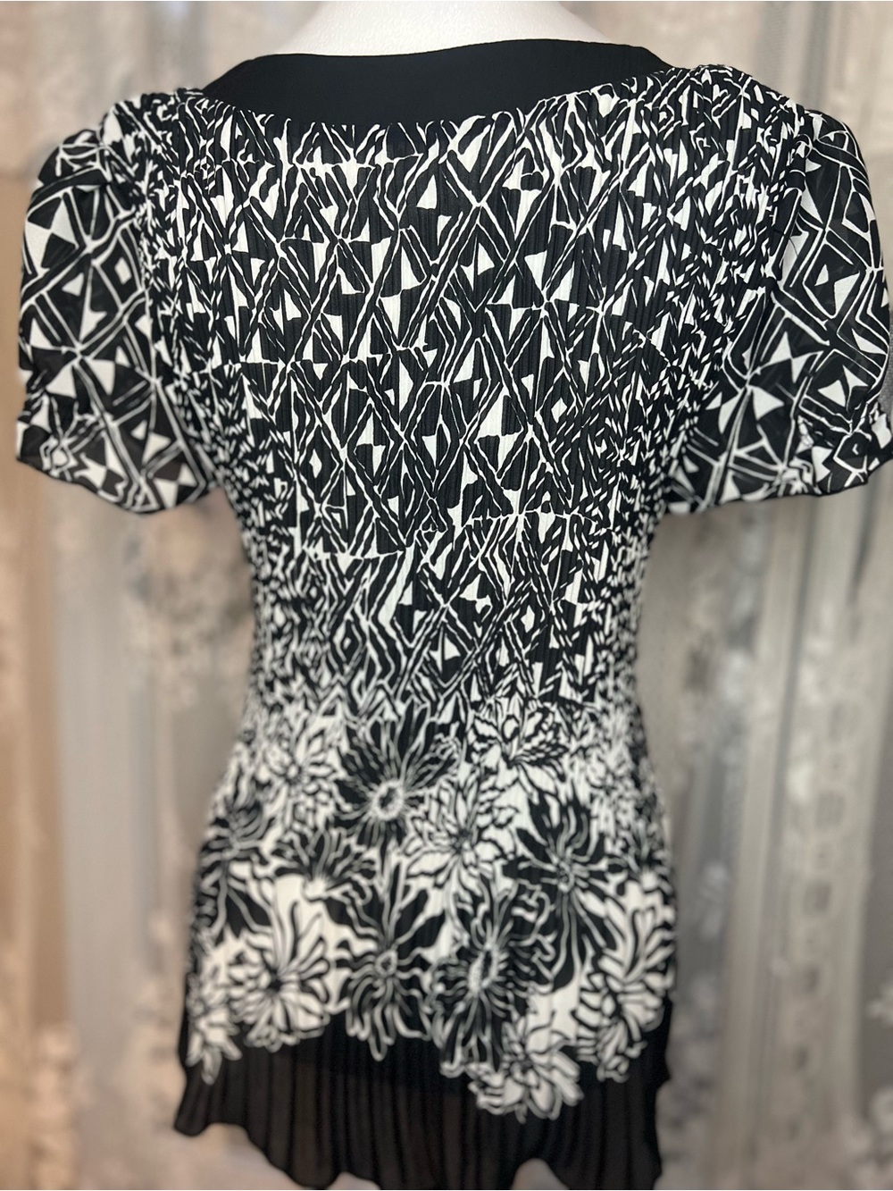 NICOLA Black & White Floral Smocked Tunic Top - Picture 3 of 10